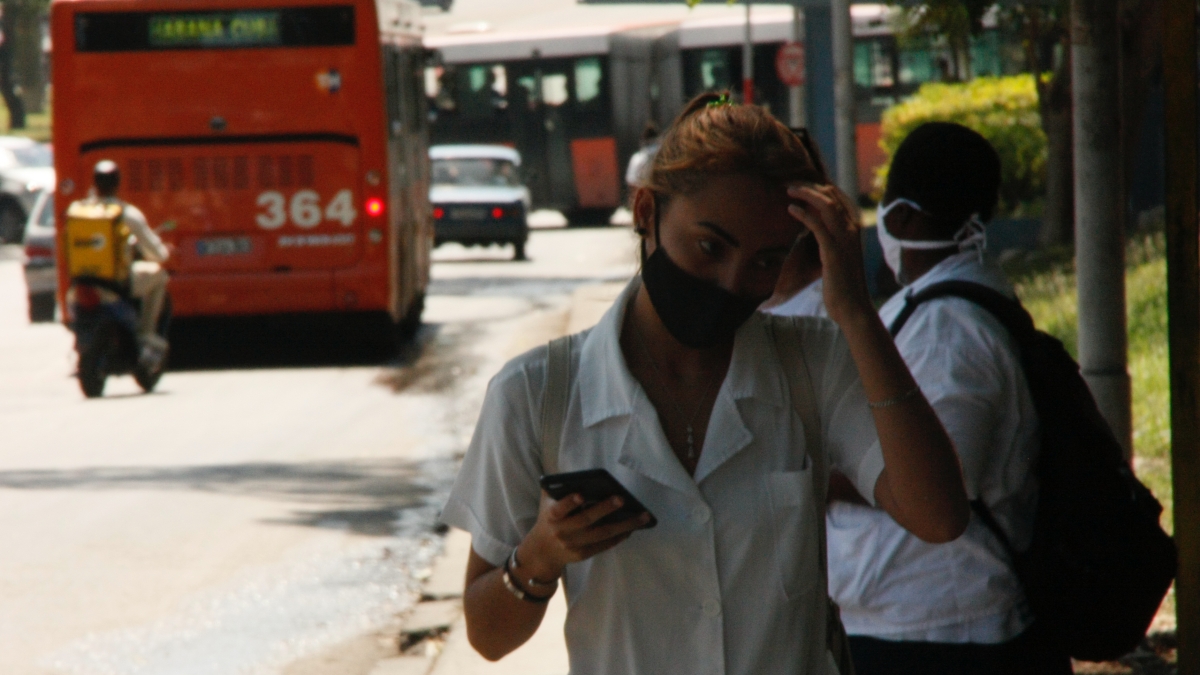 Una cubana con un celular en La Habana.