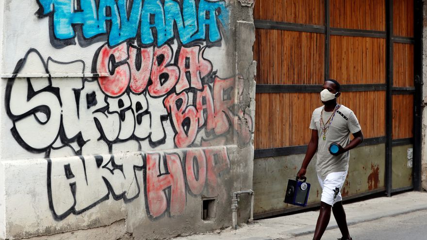 Un cubano camina por una calle durante la pandemia. 