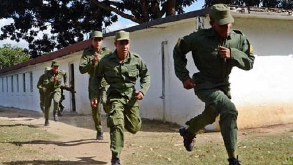 Jóvenes cubanos en el servicio militar