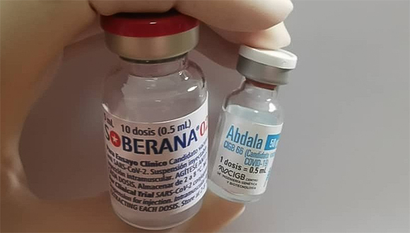 Bulbos de las vacunas cubanas Soberna 02 y Abdala.
