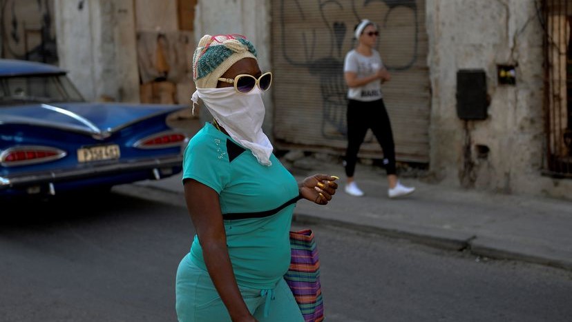Cubanos se protegen del contagio por el Covid-19 en La Habana.