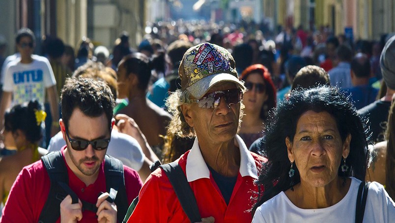 Cubanos en la calle Obispo de La Habana.