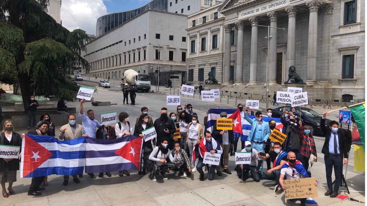 Cubanos se manifiestan frente al Congreso de los Diputados de la capital española.