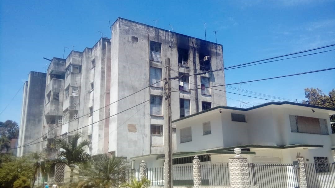 El edificio incendiado en La Habana.