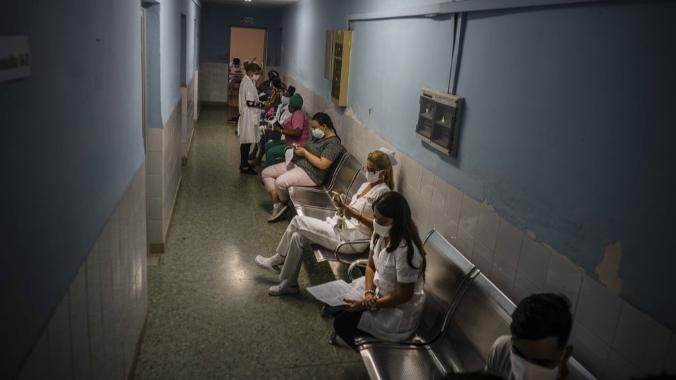 Pacientes esperan en un hospital cubano.