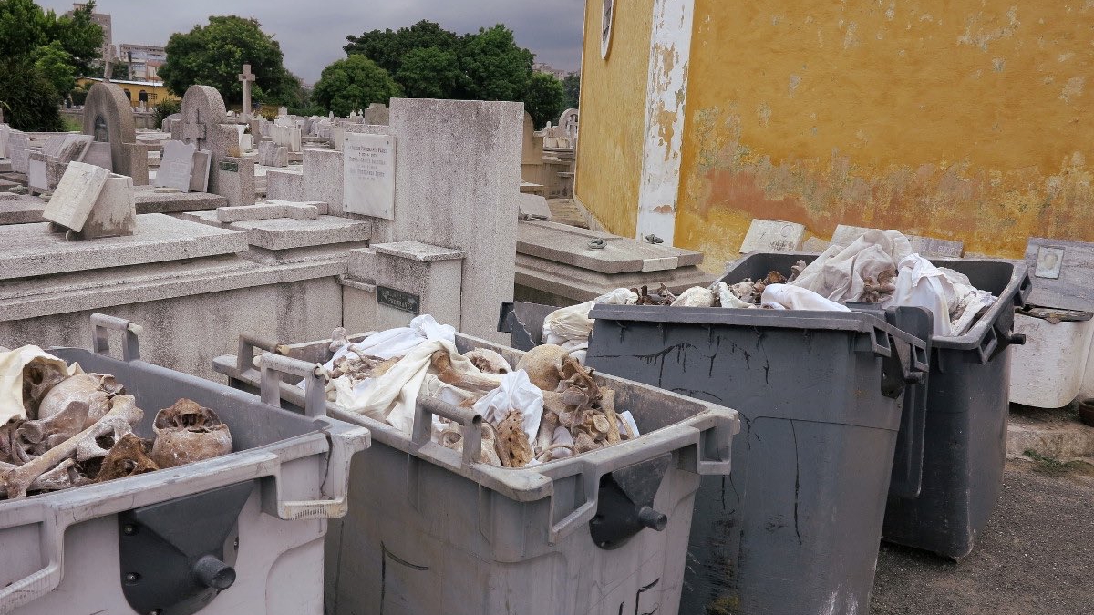 Huesos humanos en la basura del Cementerio de La Habana, Cuba.