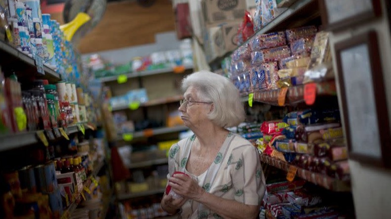Una mujer busca sus víveres en un supermercado de Caracas.