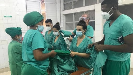 Médicos cubanos en áreas con pacientes de Covid-19.