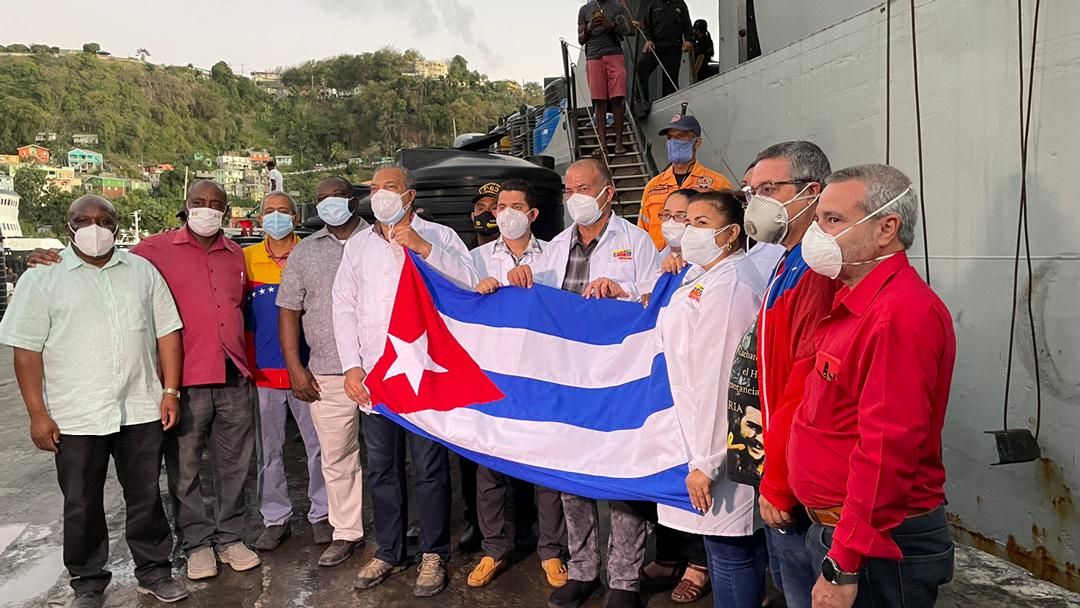 Médicos cubanos a su llegada a San Vicente y las Granadinas.