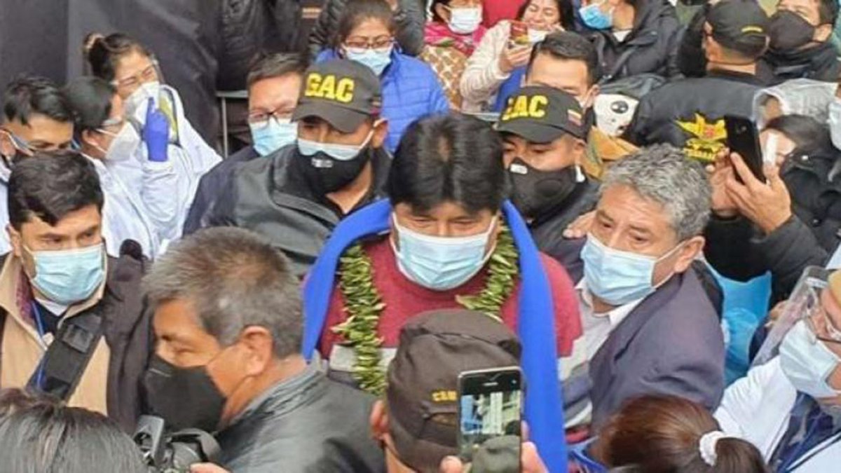 Evo Morales en un acto del MAS rodeado de hombres con gorras del Grupo de Acciones de Comando de Venezuela