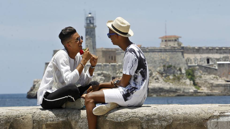 Dos hombres en el Malecón habanero.