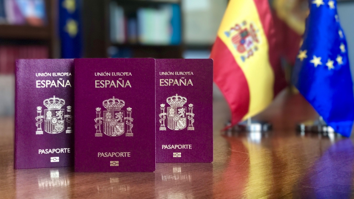 Varios pasaportes españoles.