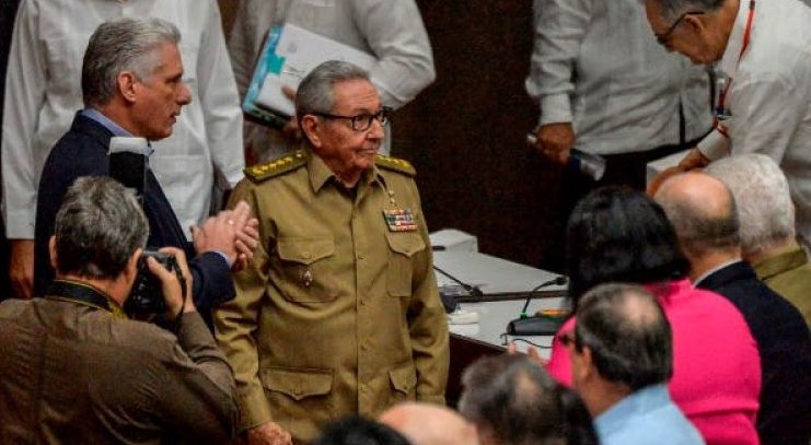 Raúl Castro rodeado por miembros del Buro Político del PCC.