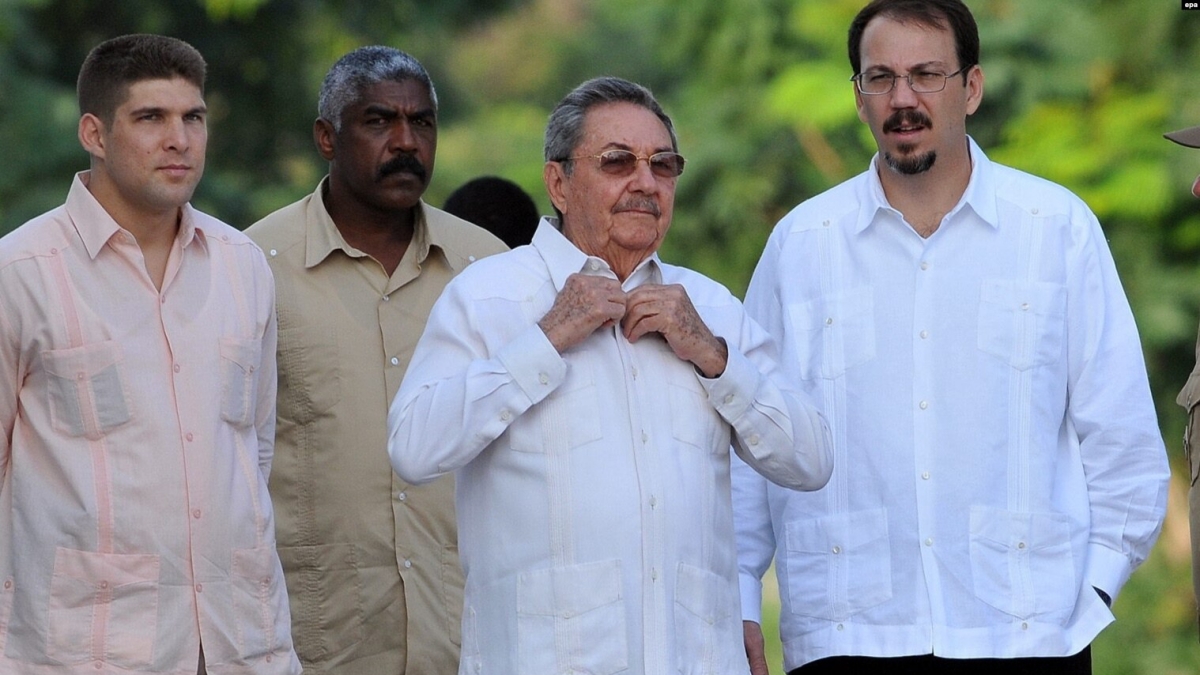 Raúl Castro junto a su nieto y su hijo Alejandro Castro Espín, 'El Tuerto'.