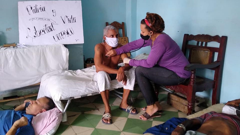 La doctora Nelva Ismaray Ortega atiende a un activista de la UNPACU en huelga de hambre.