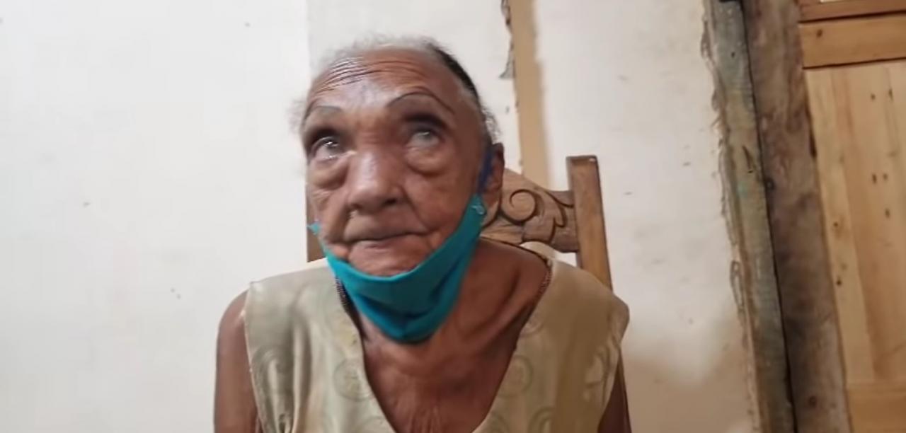 Una anciana realiza una denuncia a la UNPACU.