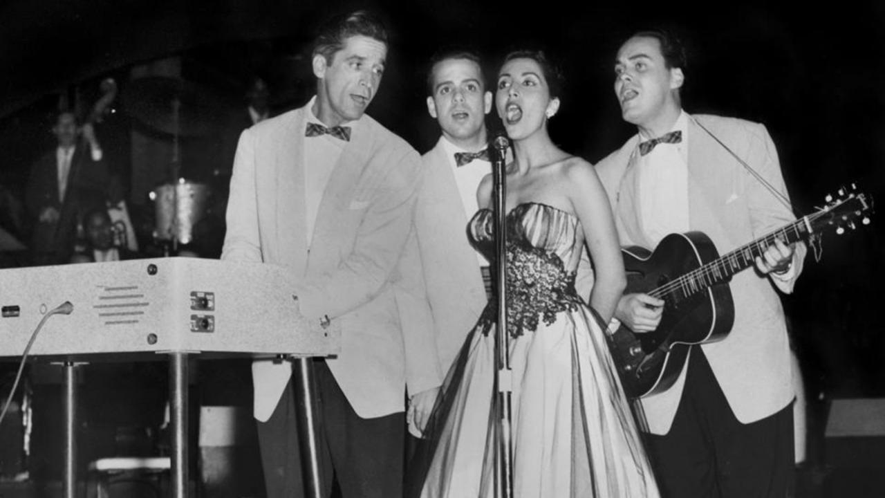 Doris de la Torre y Los Armónicos de Felipe Dulzaides el cabaret Tropicana de La Habana en 1957.