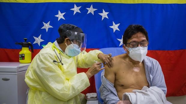 Una persona recibe la vacuna en Venezuela.