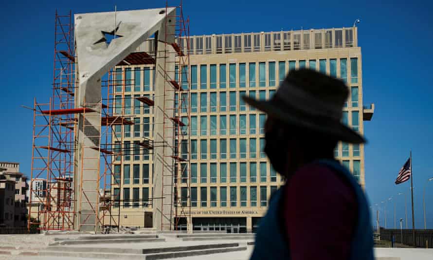 Un trabajador mira una enorme bandera cubana de hormigón en construcción frente a la embajada de EEUU en La Habana en abril. 