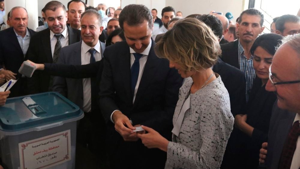 Bashar al-Asad y su esposa al depositar el voto.