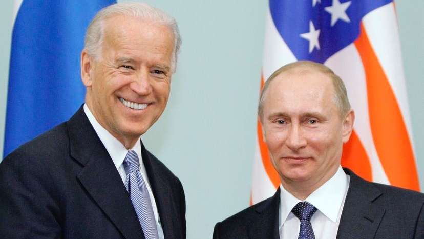 Joe Biden y Vladimir Putin en una imagen de archivo de 2011.