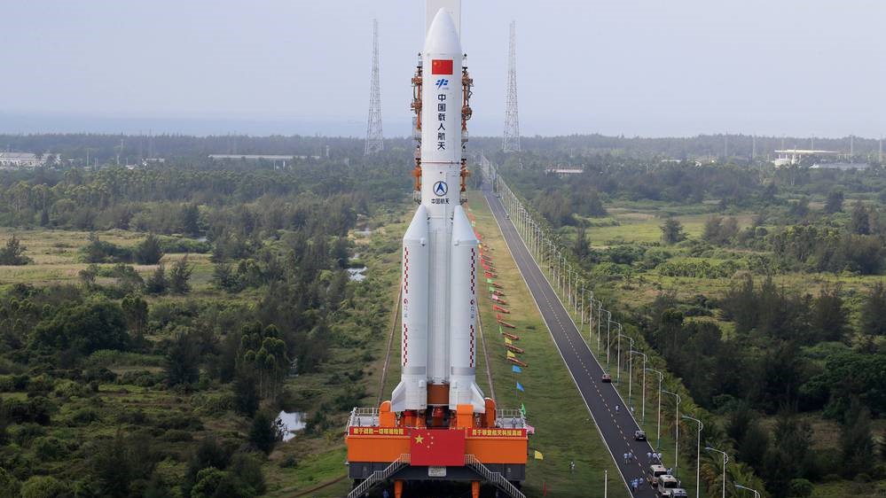 El cohete durante su traslado a la plataforma de lanzamiento.