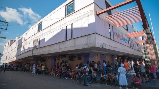 Colas en el Centro Comercial Carlos III de La Habana.