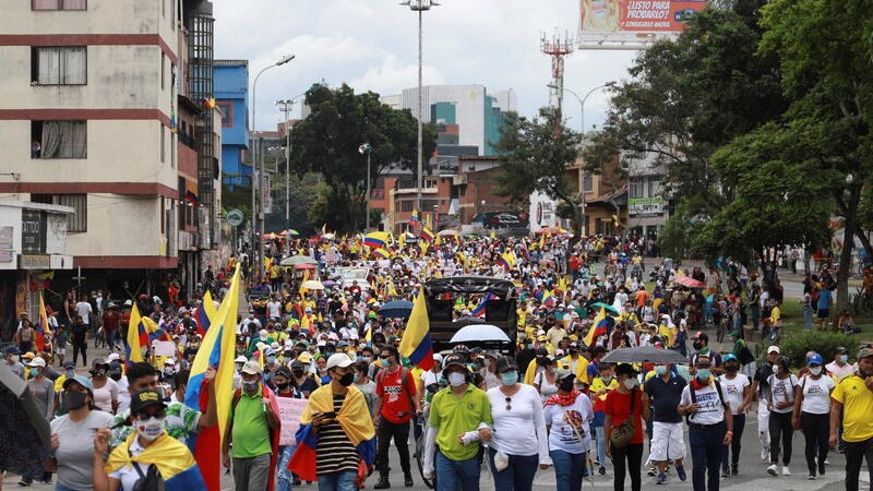 Una multitud marcha en una manifestación en Colombia.