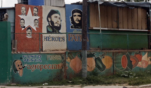 Propaganda política sobre cartel de mercado agropecuario en La Habana. 
