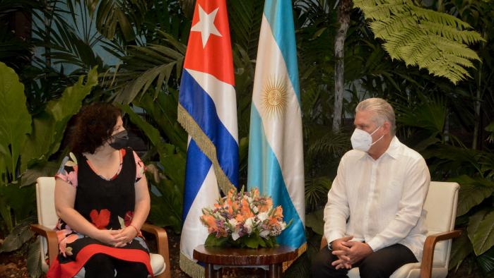 La ministra argentina de Salud, Carla Vizzotti, y Miguel Díaz-Canel en La Habana. 