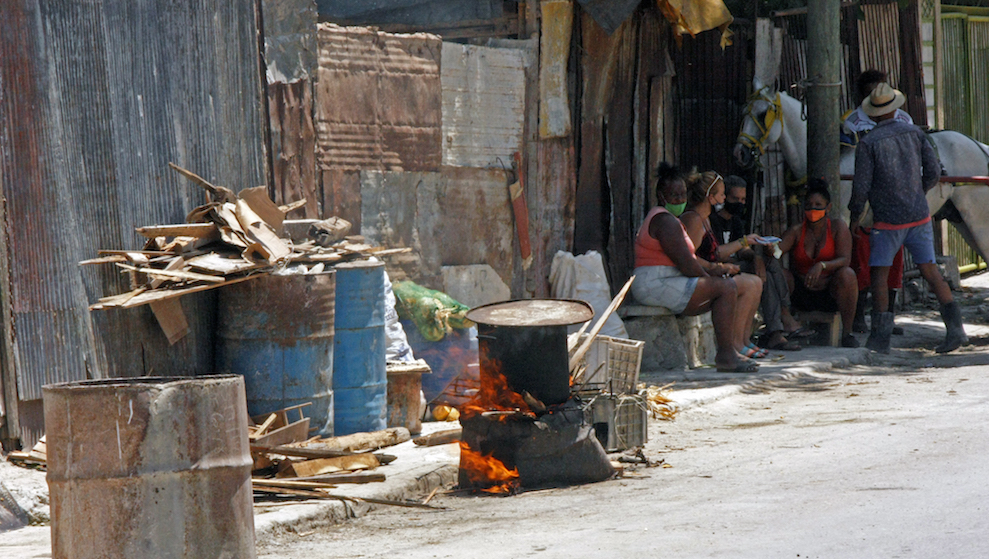 Cocinando en una calle de La Habana.