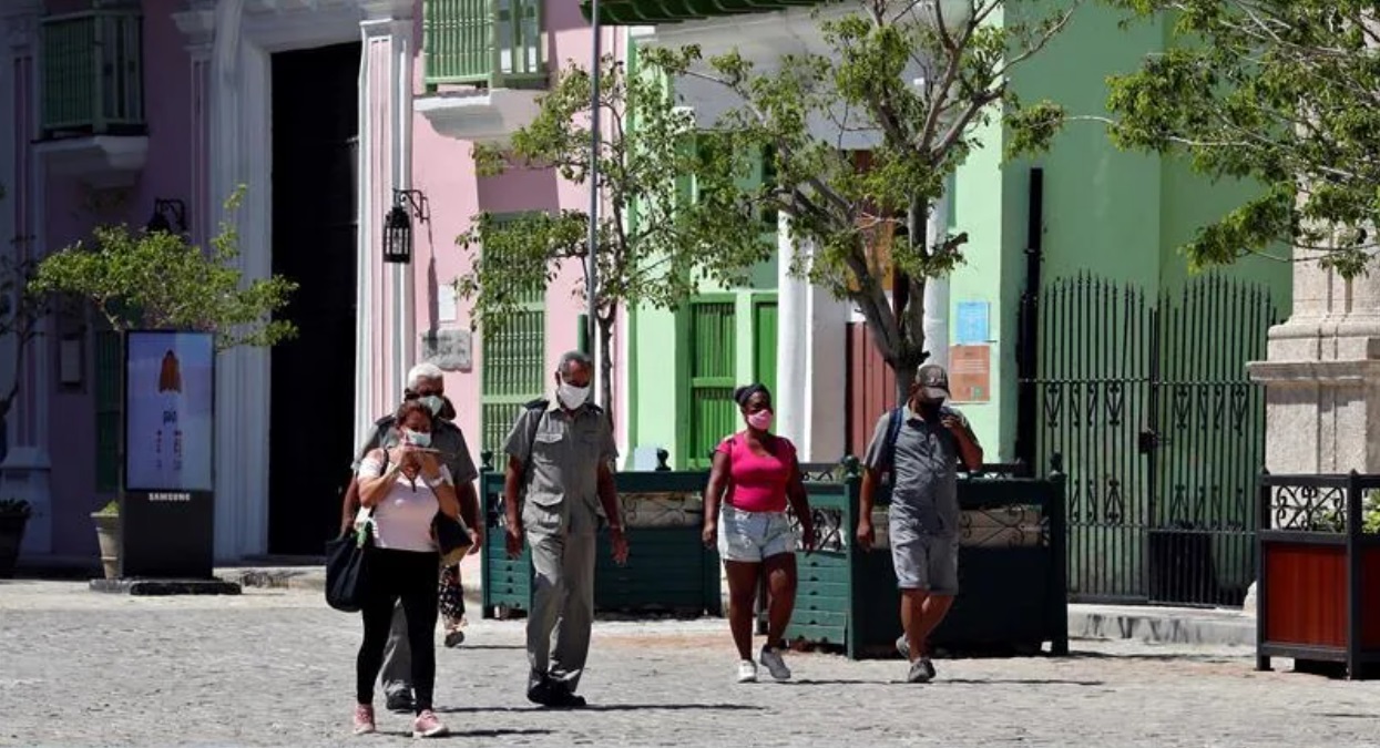 Cubanos en La Habana.
