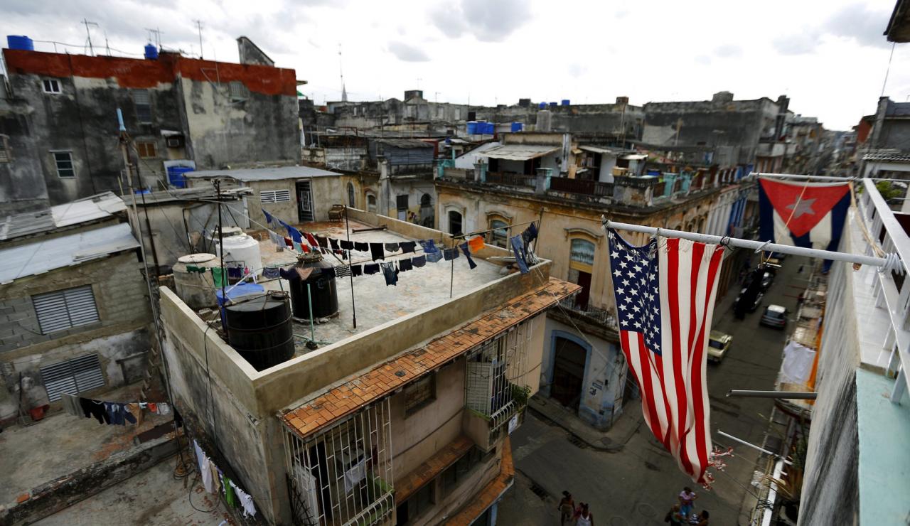 Banderas estadounidense y cubana en una casa de La Habana.