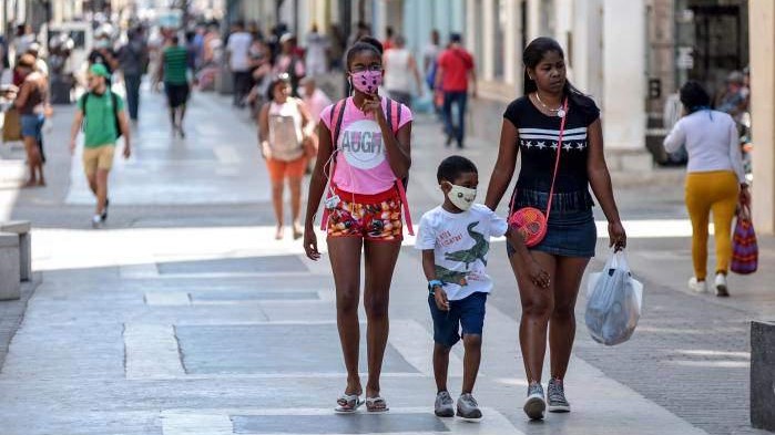 Una familia cubana camina en una calle de La Habana.