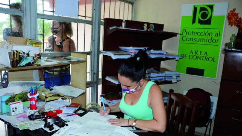 Una trabajadora en una OFICODA en Sancti Spíritus, Cuba.