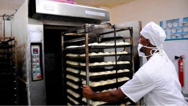 Panes al horno en una panadería cubana.