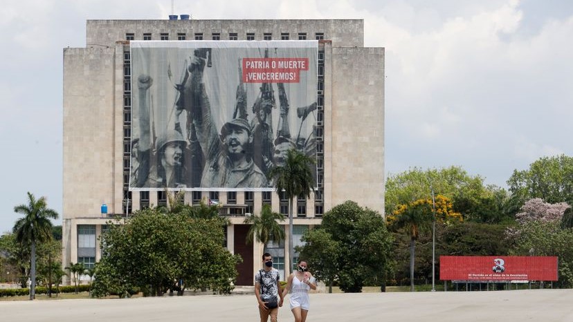 Una pareja camina por la Plaza de la Revolución, en La Habana.