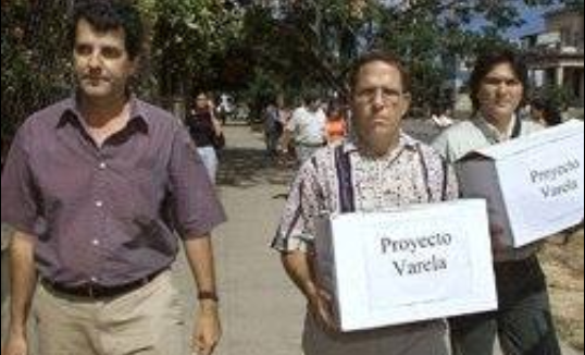 Entrega de las primeras 10.000 firmas del Proyecto Varela a la Asamblea Nacional del Poder Popular, mayo de 2002.