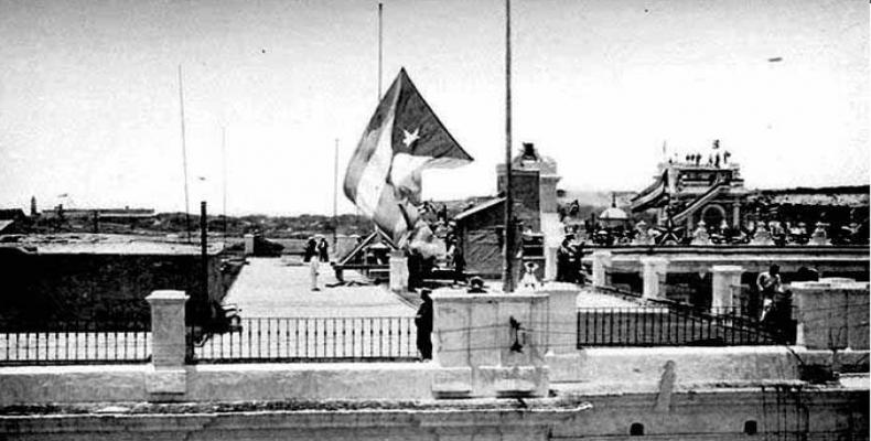 La bandera de Cuba ondea por primera vez en la azotea del antiguo Palacio de los Capitanes Generales, 20 de mayo de 1902.