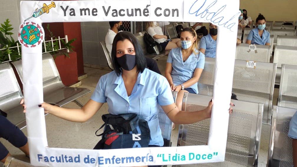 Una estudiante de Enfermería en Cuba tras serle aplicado el candidato vacunal Abdala.