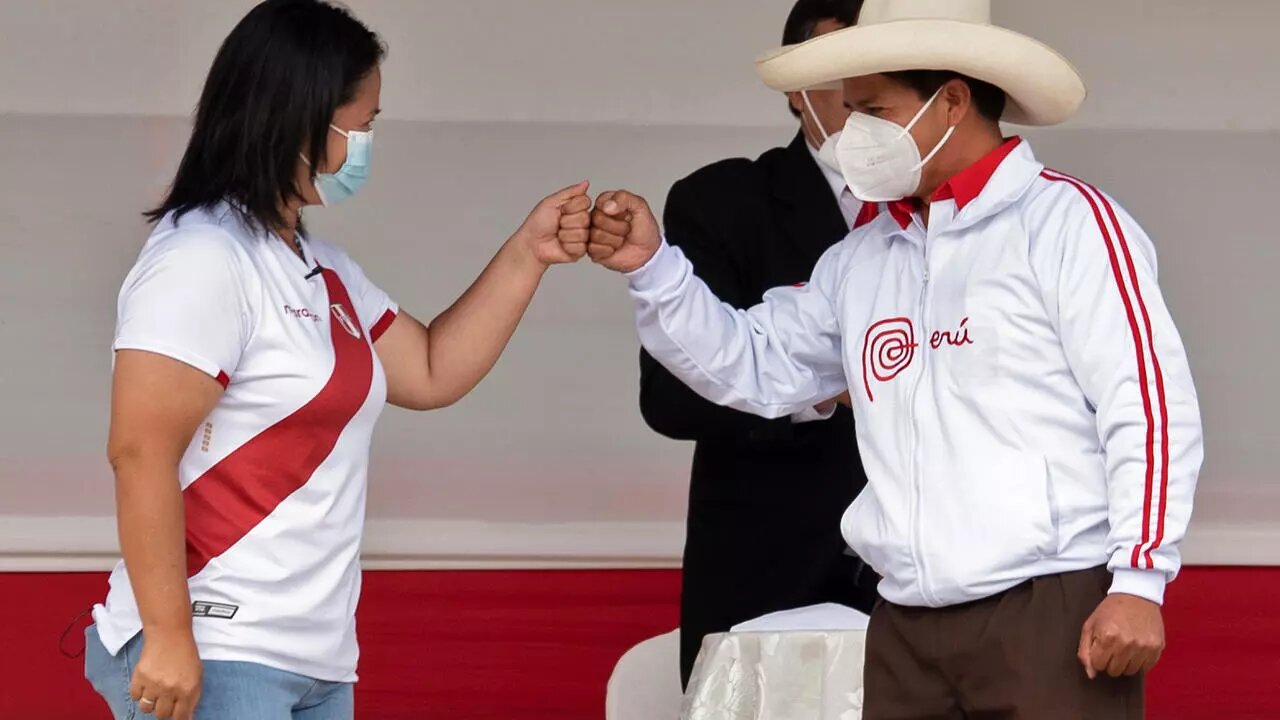 Keiko Fujimori y Pedro Castillo en un debate público en Cajamarca, Perú.