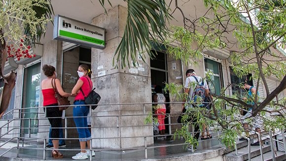 Cubanos en un Banco Metropolitano en La Habana.