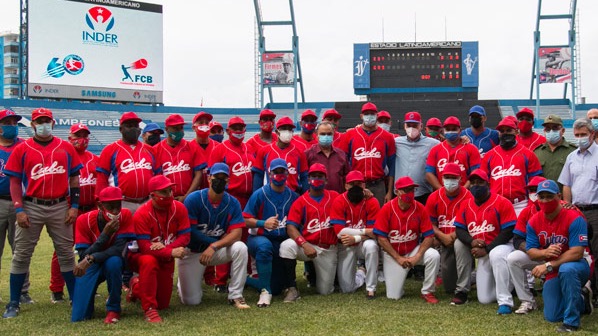 El equipo cubano de beisbol junto a Díaz-Canel.