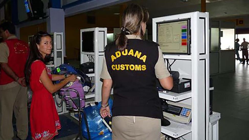 Pago de importaciones en la Aduana del Aeropuerto Internacional José Martí de La Habana. 