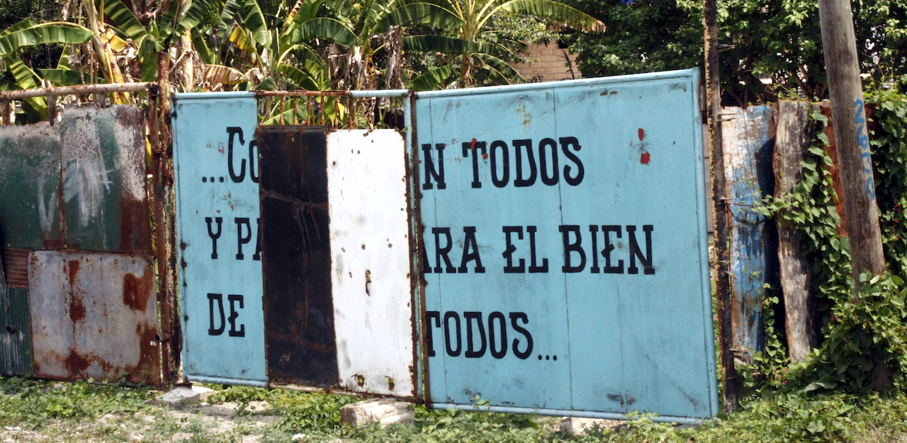 Cartel en una cerca en La Habana.