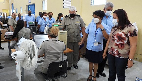 La ministra de Comunicaciones de Cuba durante su visita a las instalaciones de Correos.