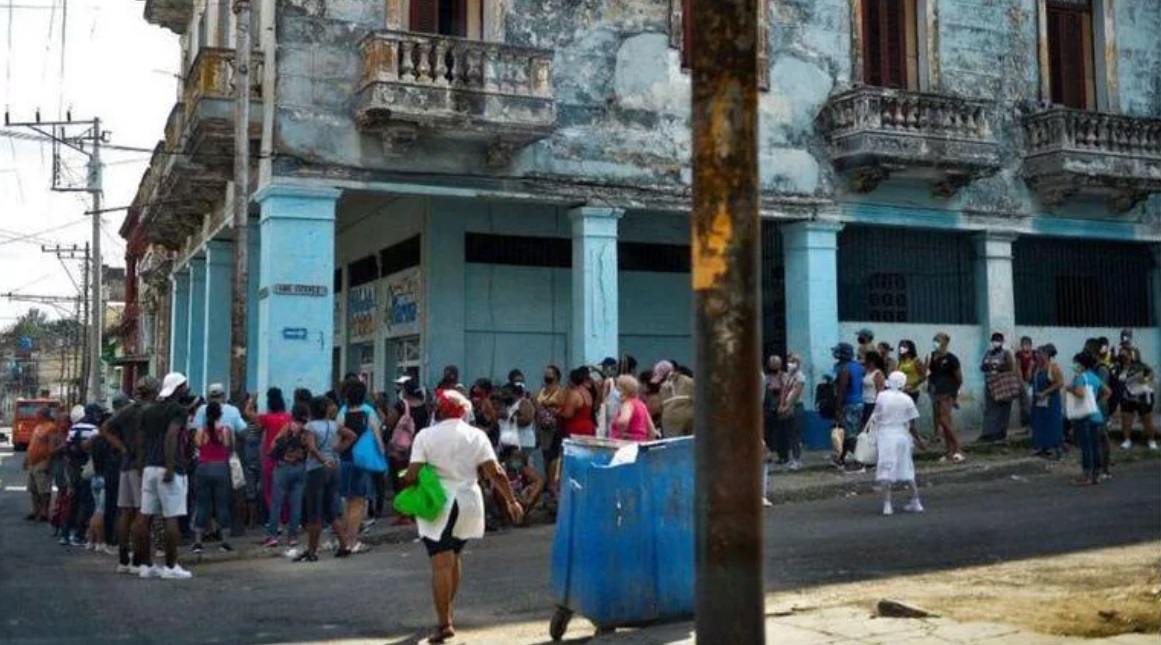 Cola en una calle de La Habana, Cuba, en plena pandemia de Covid-19.
