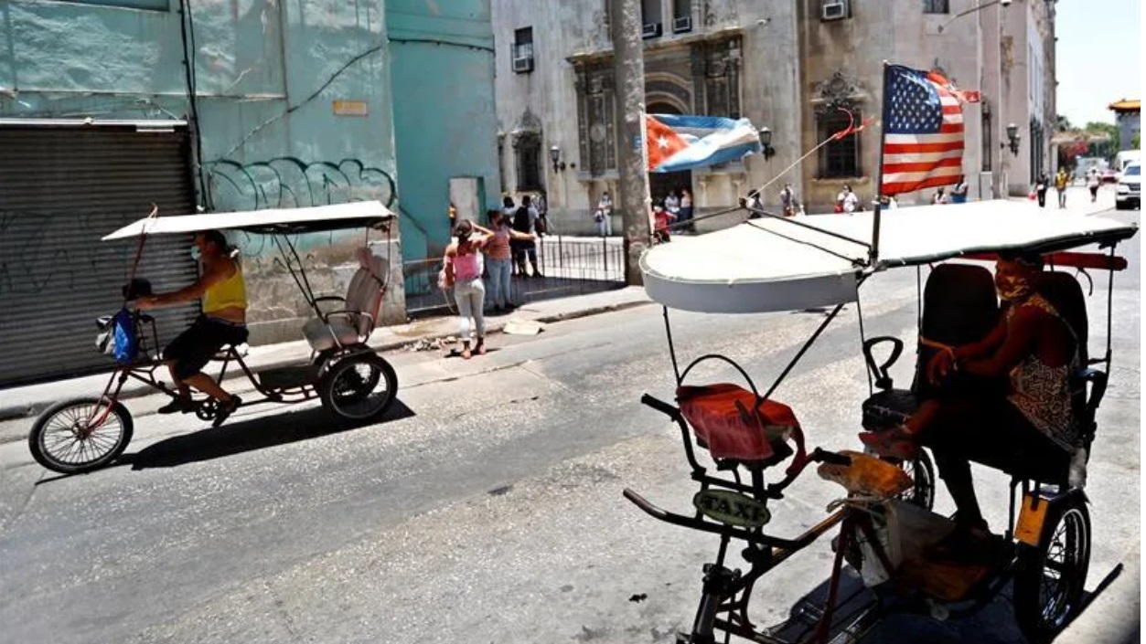 Bicitaxis en una calle de La Habana.