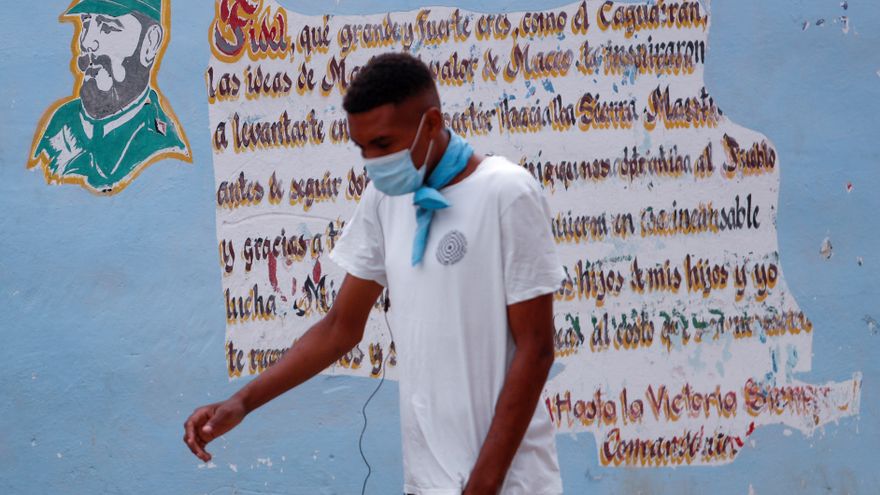 Un menor con nasobuco en Cuba.