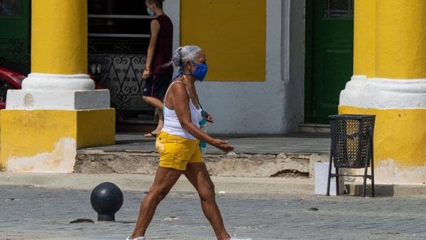 Una cubana con nasobuco en La Habana.